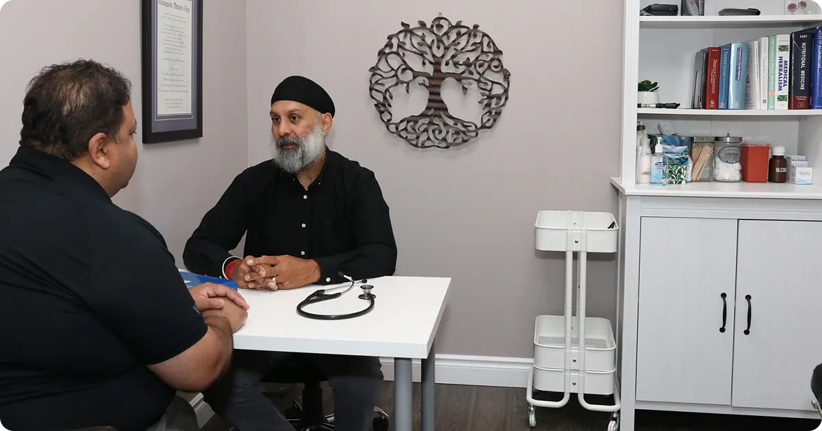 aspirenaturalhealth-about-dr-romi-raina-nd-img2