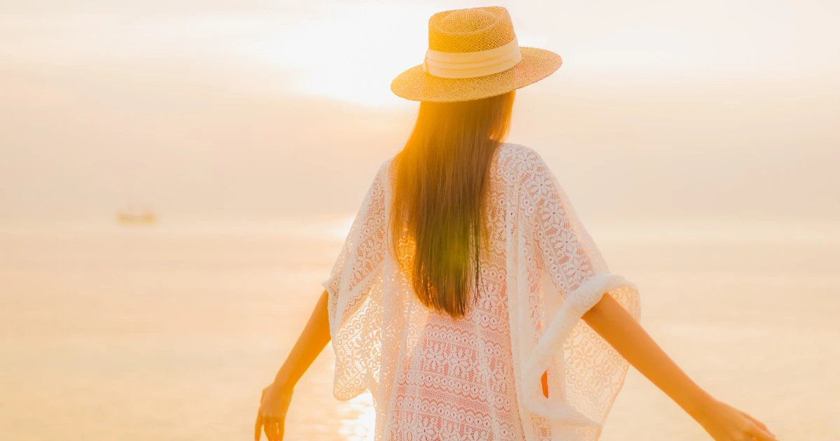 A good option to protect yourself from the sun is to cover up with light clothing made from natural materials, & allow yourself to tan, which is the body’s natural defense against the sun.